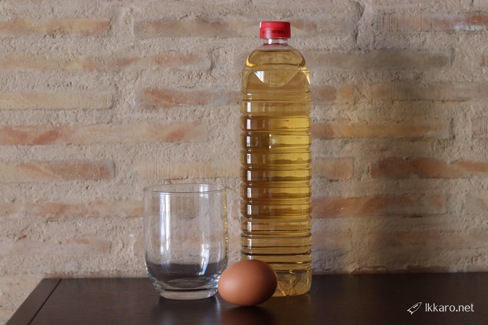 What happens when you put an egg in vinegar