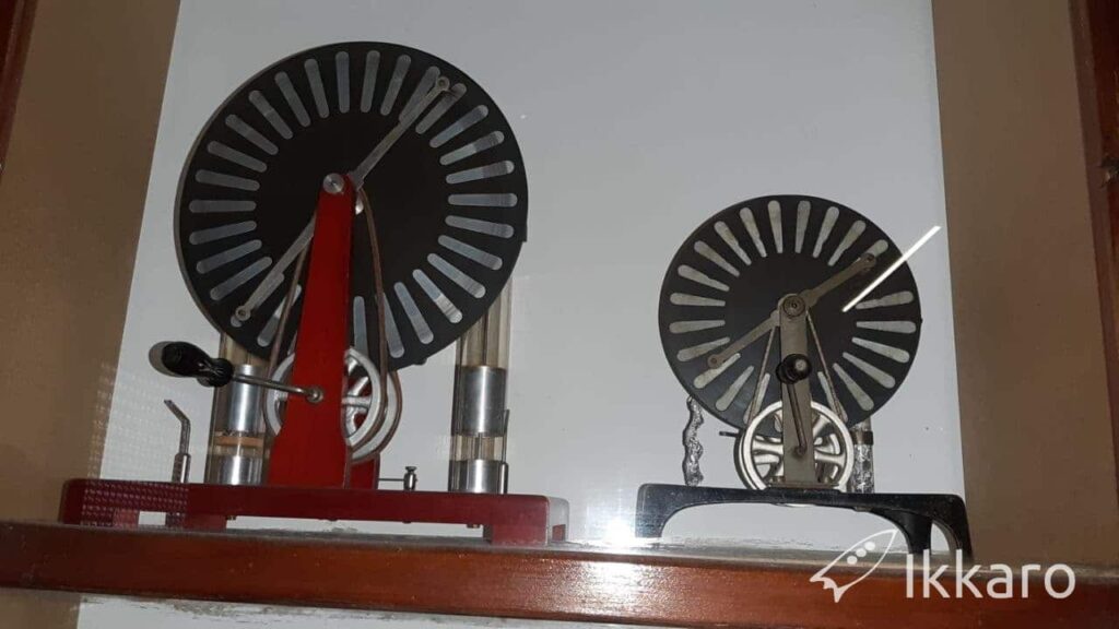 Electrostatic generator machine from Wimshurst. Electrostatic generators history